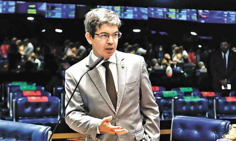 O lder do governo, Randolfe Rodrigues (Rede-AP), foi  comisso mista em que a MP  analisada para negociar retirada de emenda