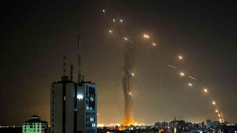 Na tera  noite, os msseis interceptados pela Cpula de Ferro puderam ser vistos no cu israelense(foto: MOHAMMED ABED / GETTY)
