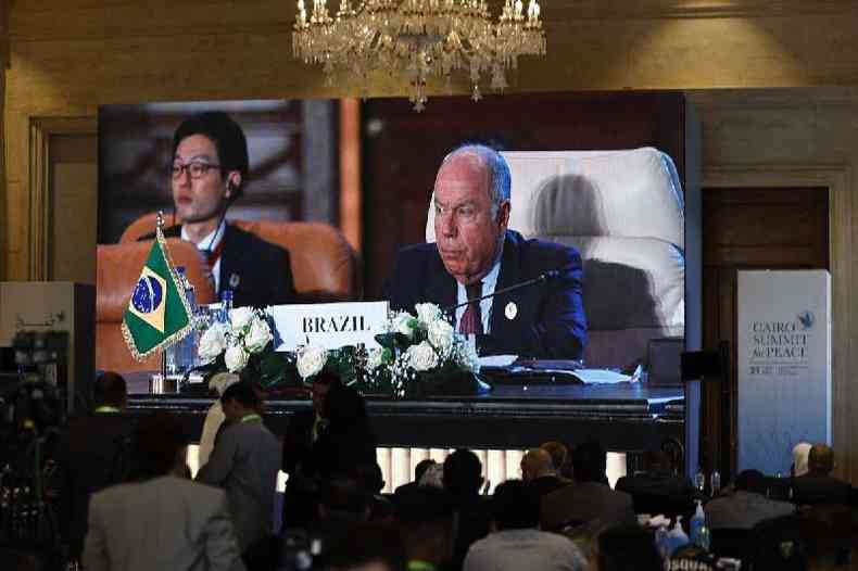 Ministro das Relaes Exteriores do Brasil, Mauro Vieira, discursando na Cpula Internacional da Paz organizada pelo presidente egpcio no Cairo