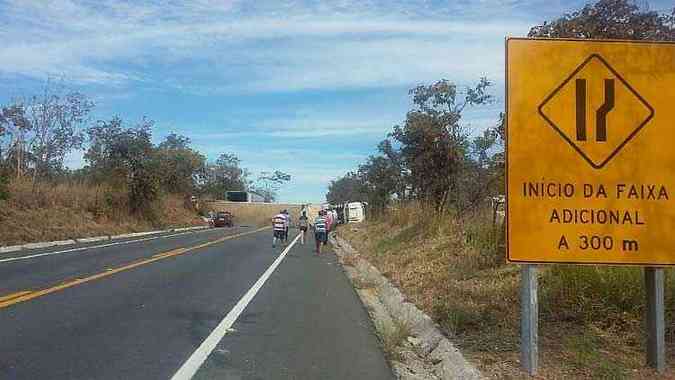 Km 549 da rodovia BR-135 continua fechado em Augusto de Lima em virtude de grave acidente (foto: PRF/Divulgao)