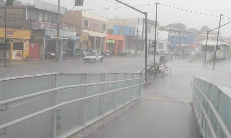 Registro de chuva forte em Venda Nova, em Belo Horizonte, no dia 9 de novembro deste ano