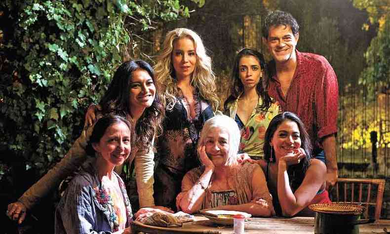 Estrela dos filmes de Almodvar, Carmen Maura (ao centro) contracenou com atores brasileiros no filme ''Veneza'', em cartaz nas salas de cinema(foto: Mariana Vianna/divulgao)