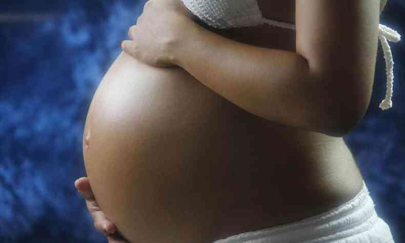 grávida acaricia a barriga