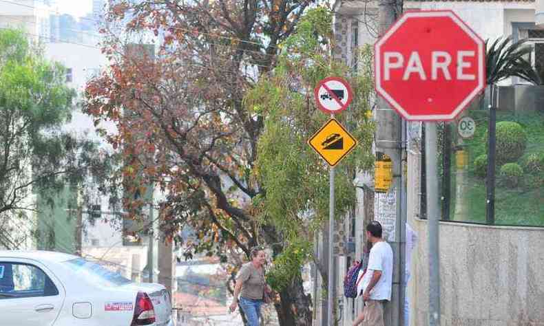 Rua tem sinalizao que probe veculos pesados(foto: Gladyston Rodrigues/EM/D.A. Press)