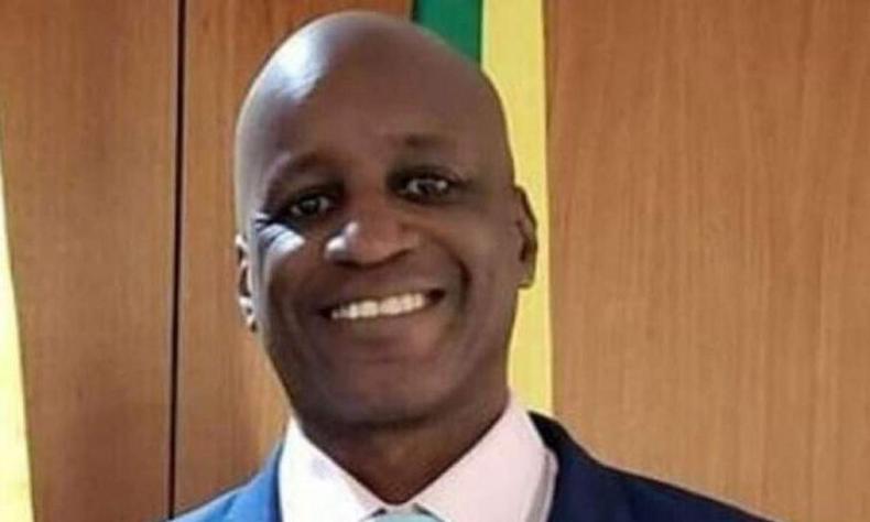 Sergio Camargo, homem negro e careca sorrindo para selfie