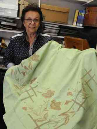 Fundadora e diretora Maria do Carmo Guimares Pereira coleciona de moldes antigos a peas bordadas(foto: Jair Amaral/EM/DA Press)