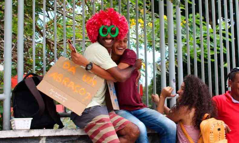 Abrao a toda prova: estudantes ganham afeto na hora do Enem(foto: Educa Mais Brasil)