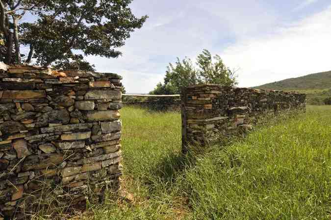 Currais feitos de pedras pelos tropeiros que ainda resistem, sobretudo na área do Parque Nacional das Sempre VivasJuarez Rodrigues/EM/D.A. Press