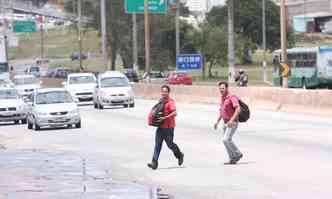 Sem passarela, pedestres se arriscam em trecho perigoso do Bairro So Francisco(foto: Edsio Ferreira/EM/D.A PRESS)