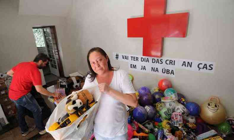 Patrcia da Penha Silva se sensibilizou e levou uma sacola com brinquedos para tentar amenizar a tristeza das crianas de Janaba: 'No  muito mas  de corao'(foto: Leandro Couri/EM/D.A PRESS)