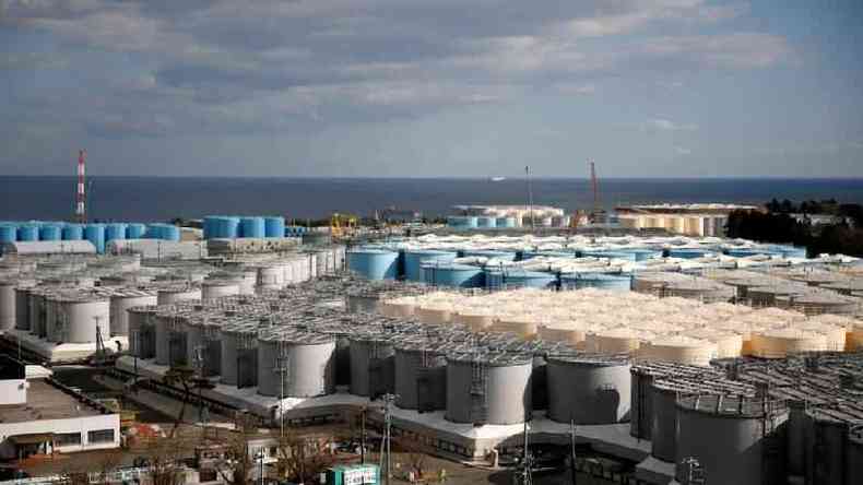 O espao para conter a gua contaminada se esgotar em 2022, obrigando o Japo a lanar gua j tratada no mar(foto: Reuters)