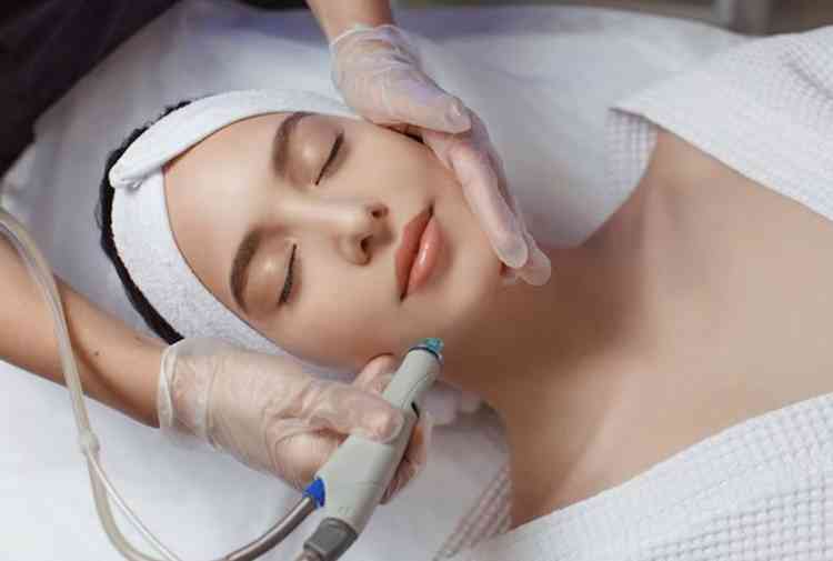 Procedimentos com tecnologias e injetveis podem ser usados, agindo em diferentes camadas da pele