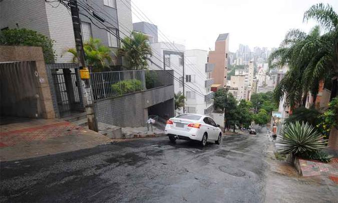 Ruas muito íngremes são comuns no Bairro Santo Antônio, na Região Centro-Sul, área com uma das mais altas declividades médias de Belo Horizonte (foto: Leandro Couri/EM/DA Press) Ruas muito íngremes são comuns no Bairro Santo Antônio, na Região Centro-Sul, área com uma das mais altas declividades médias de Belo Horizonte (foto: Leandro Couri/EM/DA Press)