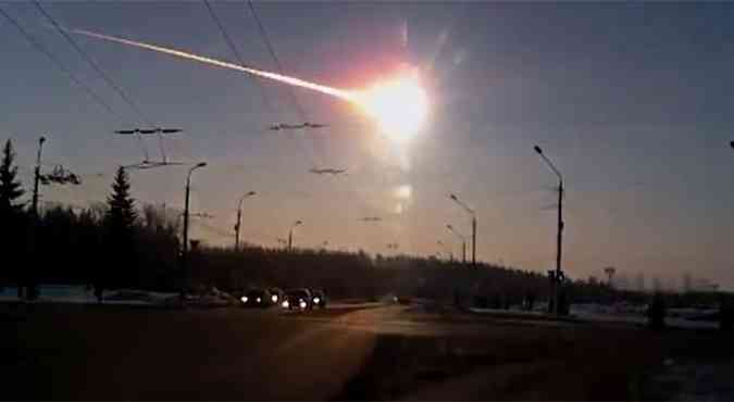 Momento em que o meteorito passou no cu de Chelyabinsk, na Rssia(foto: Reproduo / Liveleak.com)