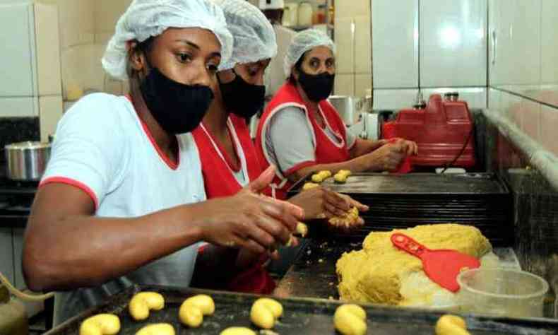 Produo de biscoitos emprega cerca de 50% da mo de obra local, incluindo as habilidosas enroladeiras Maria Helena, Ingrid dos Santos e Glaciela Menezes Macedo(foto: Jair Amaral/EM/D.A Press)