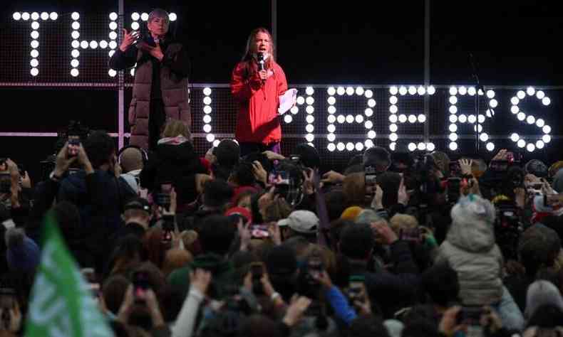 Greta Thunberg discursa a milhares de jovens em Glasgow, na Esccia