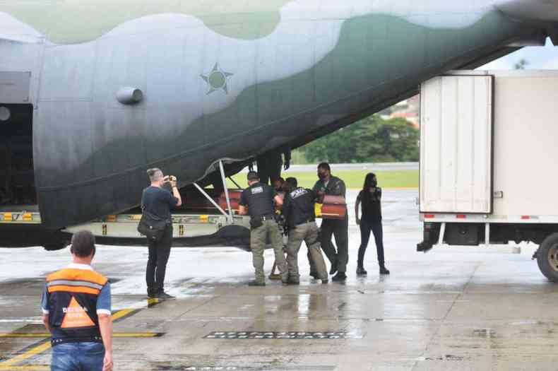 Os corpos foram acomodados em um Hrculos - C-130 da Fora Area Brasileira e partiram para Macei(foto: Gladystone Rodrigues/DA Press-EM)