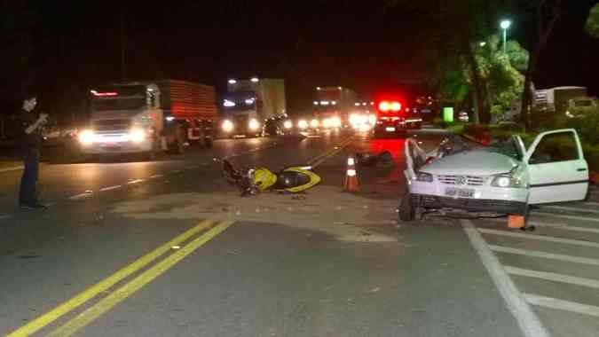 Carro e moto bateram durante a madrugada na BR-381. Os dois ocupantes da moto e um passageiro do Gol morreramLeonardo Alvarenga Santos/Divulgao