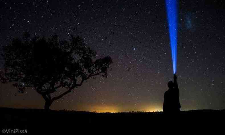 Para conseguir captar a imagem do meteoro, fotgrafo usou longa exposio, como nesta foto dele com uma lanterna de LED(foto: Vincio Piss)