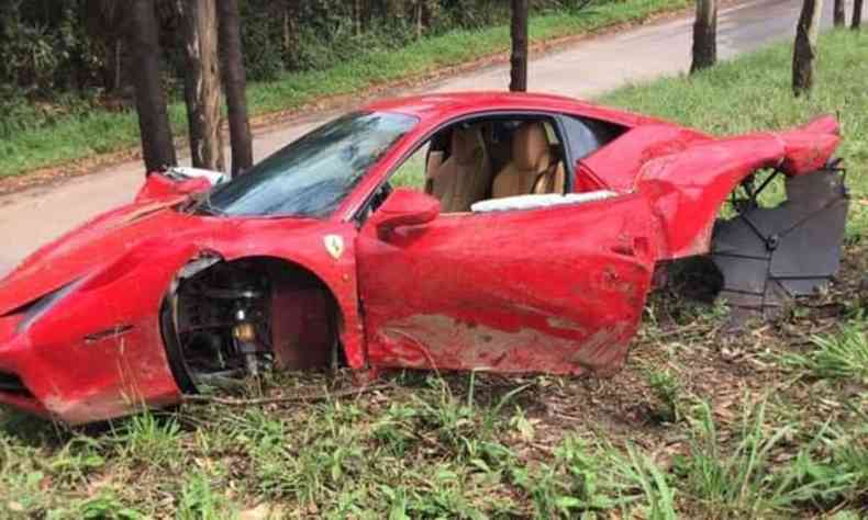 ferrari destruda aps acidente