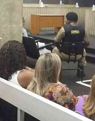 Vestida de branco, escoltada por policial, Gabriela participa da sesso no 2 Tribunal do Jri(foto: Edsio Ferreira/EM DA Press)