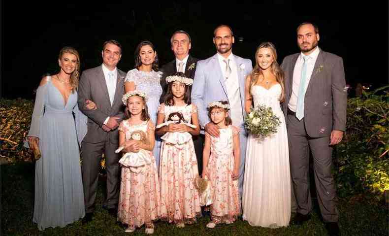O presidente com os filhos, as noras e as damas do casamento(foto: David Nascimento/Divulgao)