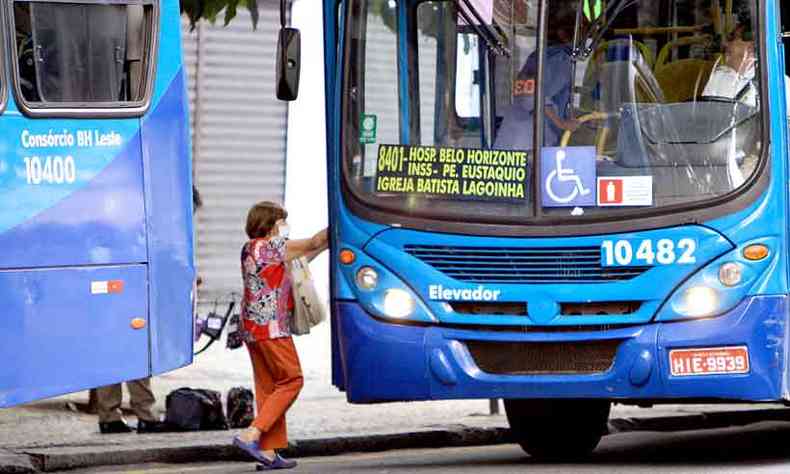 Passageira embarca em nibus usando mscara: proteo passa a ser obrigatria a partir de hoje em locais pblicos em Belo Horizonte (foto: Edsio Ferreira/EM/D.A Press)
