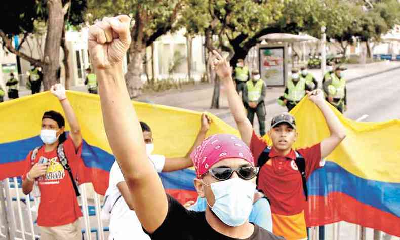 Proposta de reforma tributria com aumento de impostos levou colombianos s ruas, reprimidos pelas foras do governo (foto: DANIEL MUOZ/AFP)