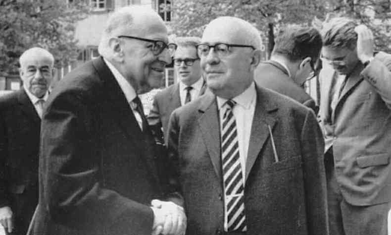 Foto rara de Theodor Adorno (dir.) com Horkheimer (esq,) e Habermas (ao fundo passando a mo na cabea): crtica  sociedade de comunicao de massa e o controle social.(foto: Jeremy J. Shapiro, 1964)