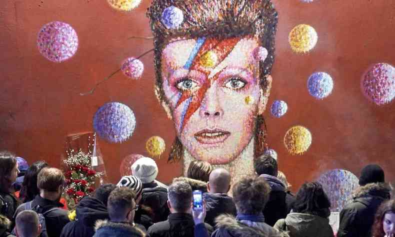 Em Londres, multido fotografa mural com a imagem do rosto de David Bowie