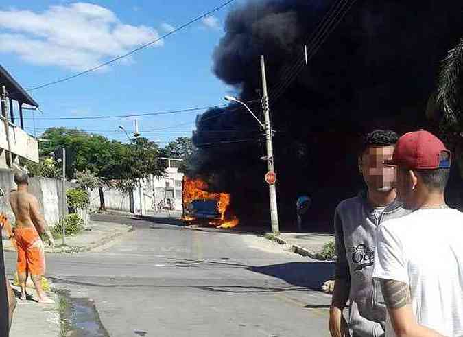 Moradores queimaram nibus depois que o menino foi baleado no Bairro So Bernardo(foto: Divulgao)