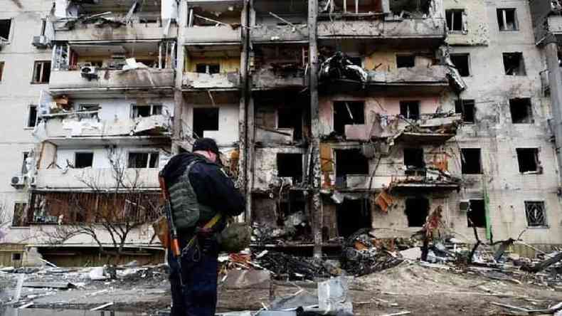 Prdio residencial destrudo na capital ucraniana, Kiev