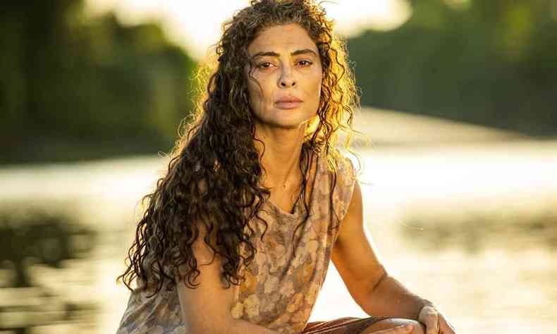 Juliana Paes caracterizada como a personagem Maria Marruá, na novela Pantanal, está envelhecida, com rugas e os cabelos descuidados