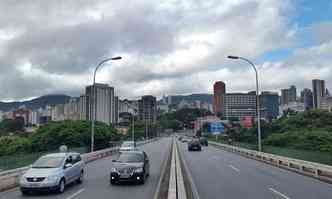 Nuvens baixas na regio da Serra, vista do viaduto da Avenida Francisco Sales, na Regio Leste de Belo Horizonte(foto: Edsio Ferreira/EM/DA Press)