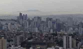 Umidade originria do Oceano Atlntico transformou a paisagem da capital, que teve uma quarta-feira de tempo fechado e clima frio(foto: Juarez Rodrigues/EM/DA Press)