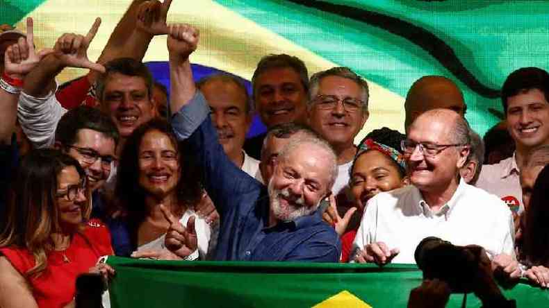 Lula com apoiadores e a bandeira do Brasil
