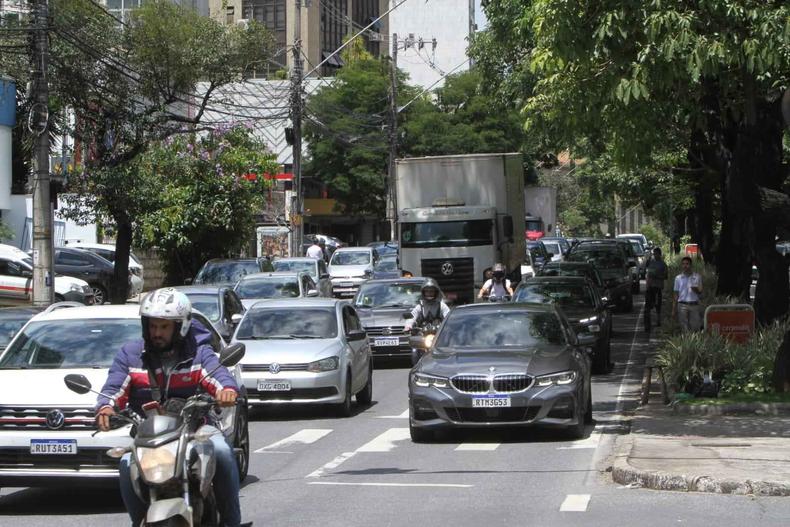 Trânsito na Avenida do Contorno com Rua Lavras (foto: Edesio Ferreira/EM/D.A press) Volume de carros na Avenida do Contorno com Rua Lavras