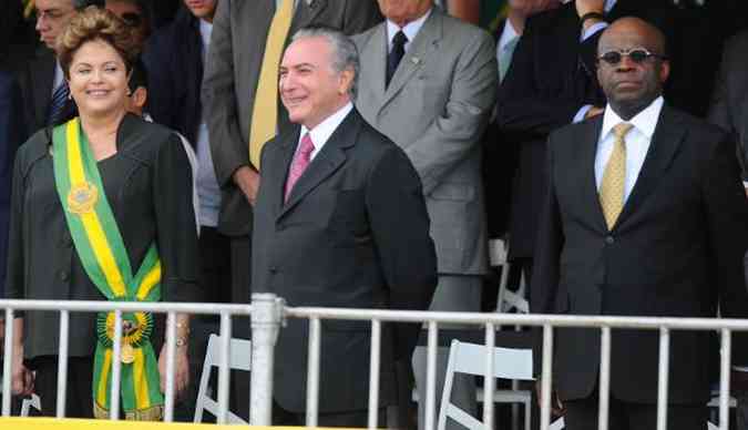 Presidente Dilma acompanhou os desfiles ao lado do governador do Distrito Federal, Agnelo Queiroz, o presidente do Supremo Tribunal Federal (STF), Joaquim Barbosa(foto: Iano Andrade/CB/D.A.Press)