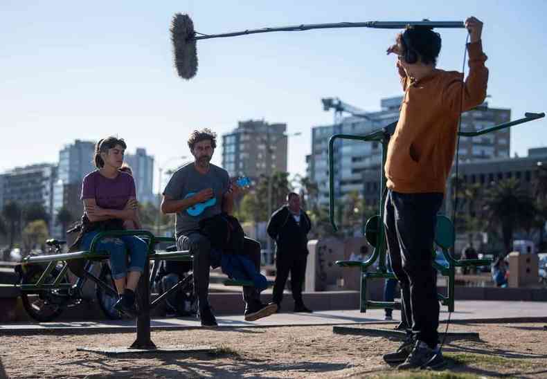 Numa praça de Montevidéu, atores Fiorella Bottaioli e Sebastián Arzeno gravam cena do filme 'Las uruguayas'