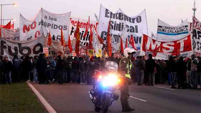 Trabalhadores e militantes de partidos polticos fecharam a principal estrada de Buenos Aires (foto: REUTERS/Enrique Marcarian )
