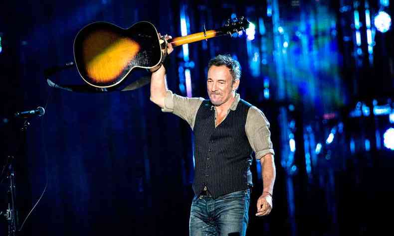 Bruce Springsteen levanta o violão durante show