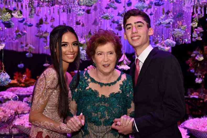 Catharina Mattos com os netos Victoria e Arthur, na festa dos 15 anos dos gmeos(foto: Foto: Mariel Pelli/Divulgao)