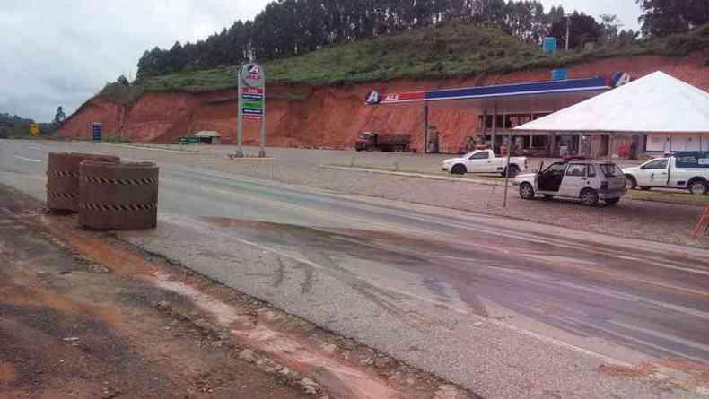 Manilhas na pista ajudam a restringir trfego de rodovia em Viosa, que montou bloqueios nos acessos aos distritos e  zona rural(foto: Prefeitura de Viosa/Divulgao )