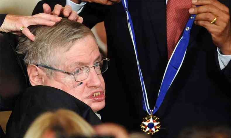 Stephen Hawking recebendo medalha da liberdade do ex-presidente Barack Obama(foto: JEWEL SAMAD - 12/08/2009)