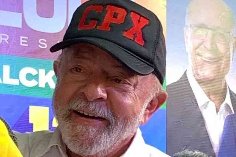 Lula sorrindo com bon preto escrito cpx em vermelho