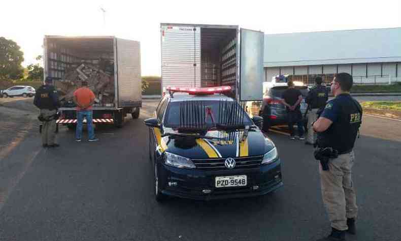 Criminosos obrigaram vtima a fazer o transbordo da carga para outro caminho(foto: Polcia Rodoviria Federal (PRF)/Divulgao)