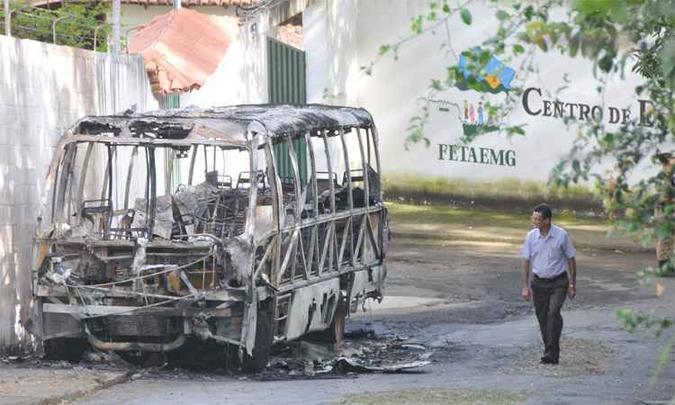 Na semana passada, cinco veículos foram incendiados, entre eles um micro-ônibus que estava em frente a área da Fetaemg, no Bairro Juliana, Norte de BH(foto: Jair Amaral/EM/DA Press) Na semana passada, cinco veículos foram incendiados, entre eles um micro-ônibus que estava em frente a área da Fetaemg, no Bairro Juliana, Norte de BH(foto: Jair Amaral/EM/DA Press)