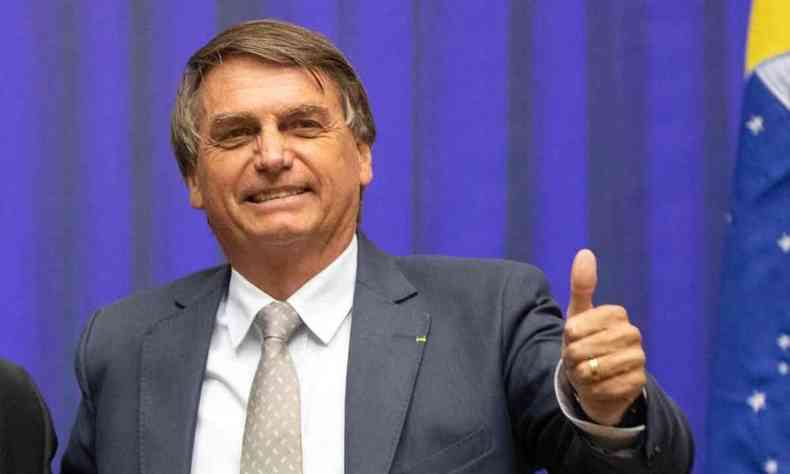 Bolsonaro faz sinal de ok com uma das mos