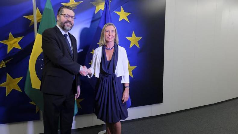 O chanceler brasileiro, Ernesto Araújo, e a Alta Representante da UE para Política Externa e Segurança, Federica Mogherini, na ocasião do acordo entre UE e Mercosul(foto: EPA/OLIVIER HOSLET) O chanceler brasileiro, Ernesto Araújo, e a Alta Representante da UE para Política Externa e Segurança, Federica Mogherini, na ocasião do acordo entre UE e Mercosul(foto: EPA/OLIVIER HOSLET)