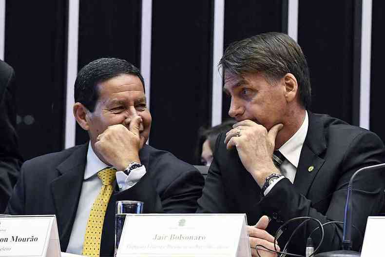 Mourão e Bolsonaro em sessão no Senado